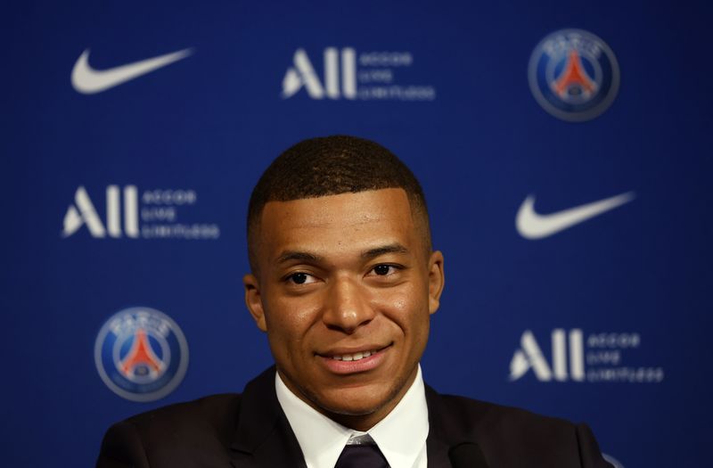 Kylian Mbappé sente profundamente o charme de Lionel Messi